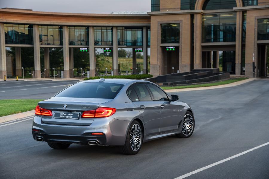  BMW 540i Sedan M Sport 2017 года  (ZA) (фото 15 из 40)